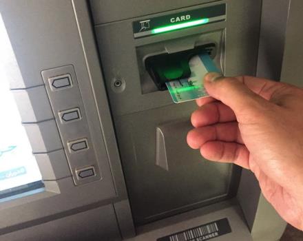 نظر دیوان عالی کشور درباره نوع جرم برداشت از کارت بانکی مسروقه