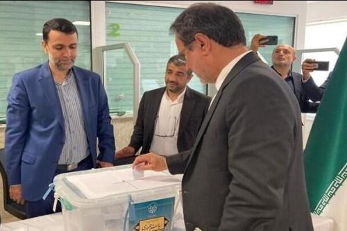 رئیس سازمان بازرسی رای خودرا به صندوق انداخت
