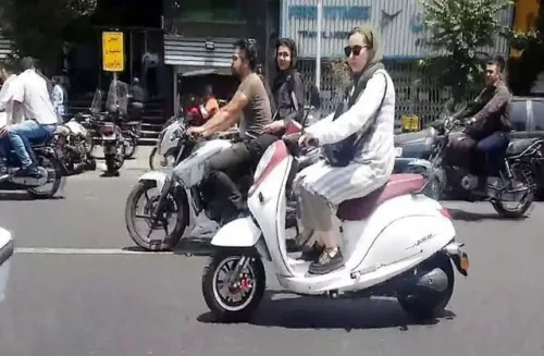 صدور گواهینامه موتورسیکلت برای بانوان حق طبیعی آن هاست